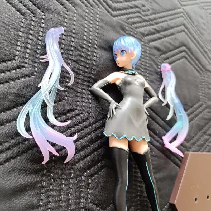 Figura coleccionable Hatsune Miku con base - 3