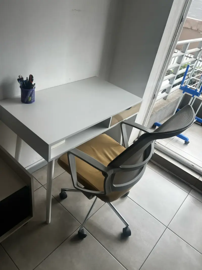 Escritorio blanco con silla ergonómica - 1