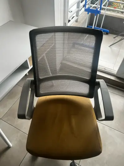 Escritorio blanco con silla ergonómica - miniatura 2