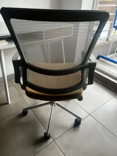Escritorio blanco con silla ergonómica - miniatura 3