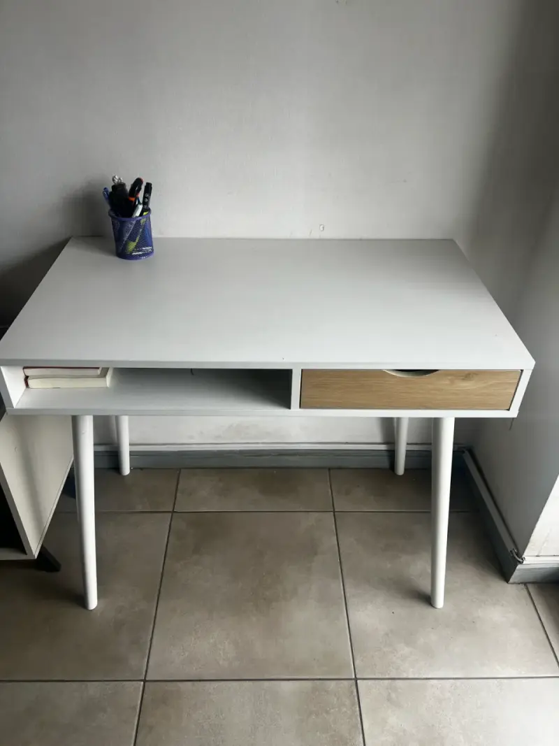 Escritorio blanco con silla ergonómica - 4