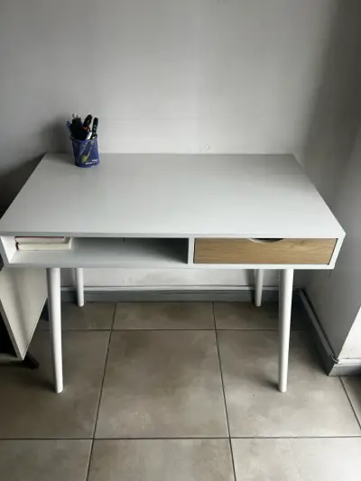 Escritorio blanco con silla ergonómica - miniatura 4