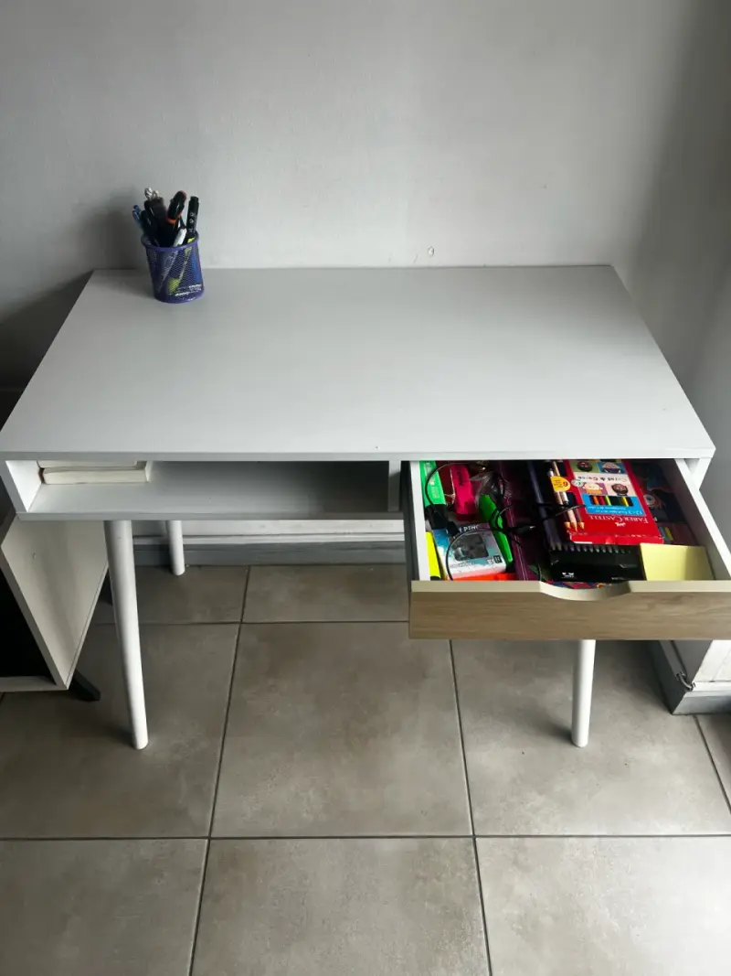 Escritorio blanco con silla ergonómica - 5
