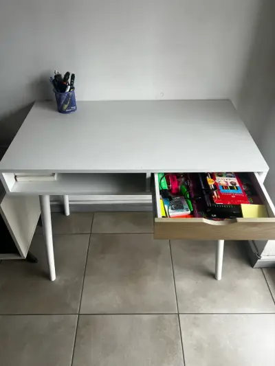 Escritorio blanco con silla ergonómica - miniatura 5