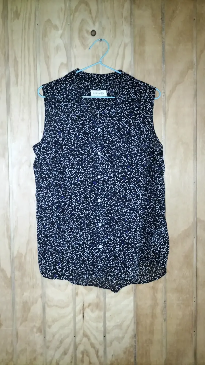 Blusa sin mangas estampada University - 1
