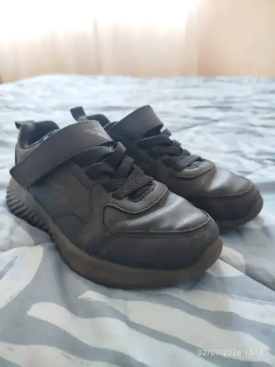 Zapatillas negras  talla 28 para niños con velcro - miniatura 1