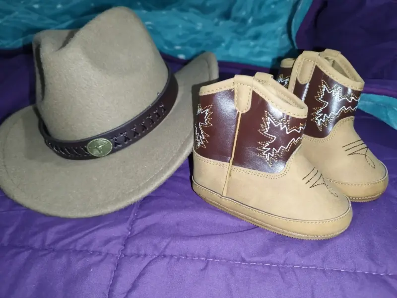 Botines y sombrero vaquero para bebé - 1