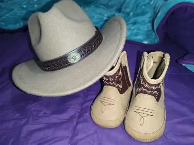 Botines y sombrero vaquero para bebé - miniatura 2