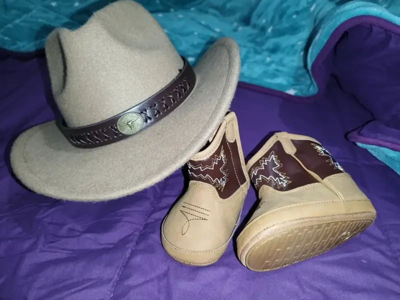Botines y sombrero vaquero para bebé - 3