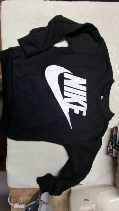 Polerón Nike negro con logo blanco - miniatura 1