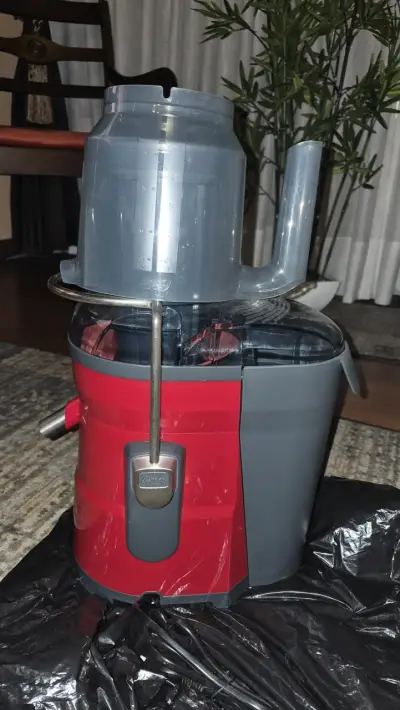 Extractor de jugos Oster rojo y gris - miniatura 1
