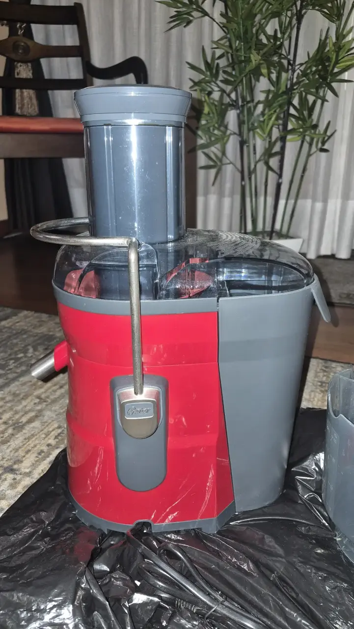 Extractor de jugos Oster rojo y gris - 2