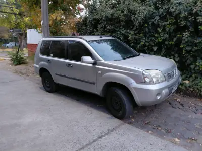 SUV familiar en buen estado, color plateado - miniatura 2