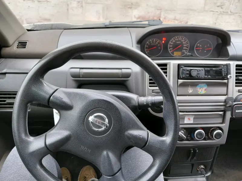 SUV familiar en buen estado, color plateado - 4