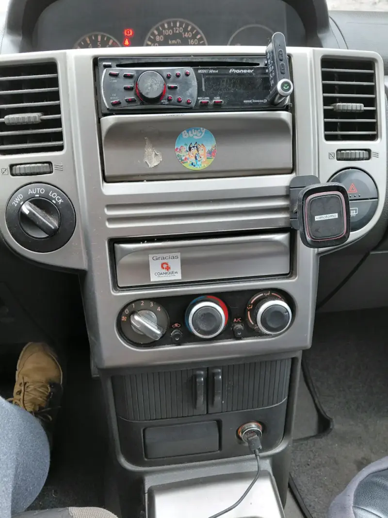 SUV familiar en buen estado, color plateado - 5