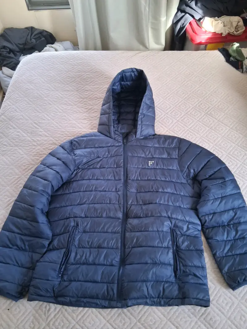 Chaqueta acolchada azul con capucha