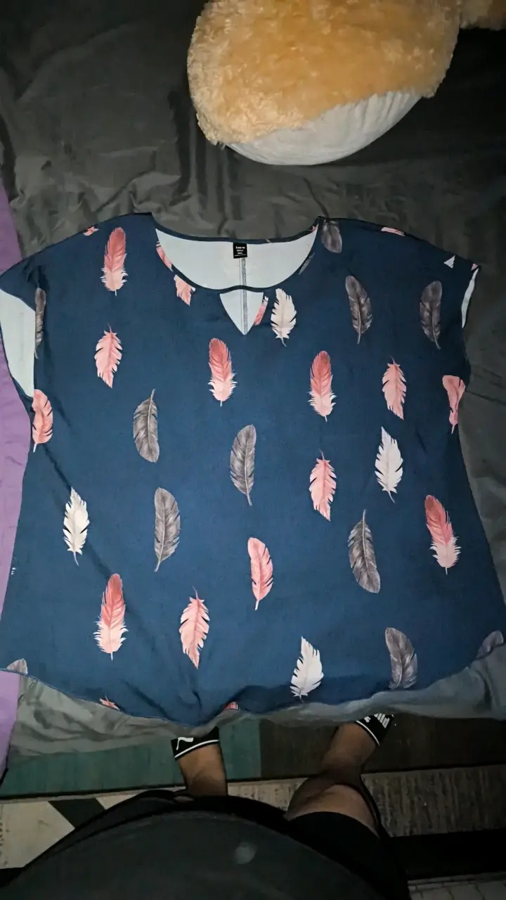 Blusa azul con estampado de plumas
