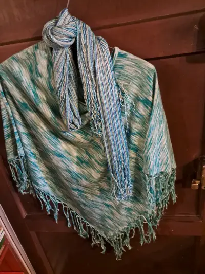 PONCHO BUFANDA en tonos azules - miniatura 1
