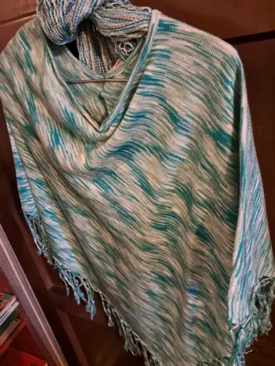 PONCHO BUFANDA en tonos azules - miniatura 2