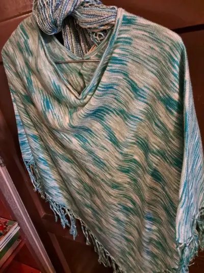PONCHO BUFANDA en tonos azules - miniatura 3