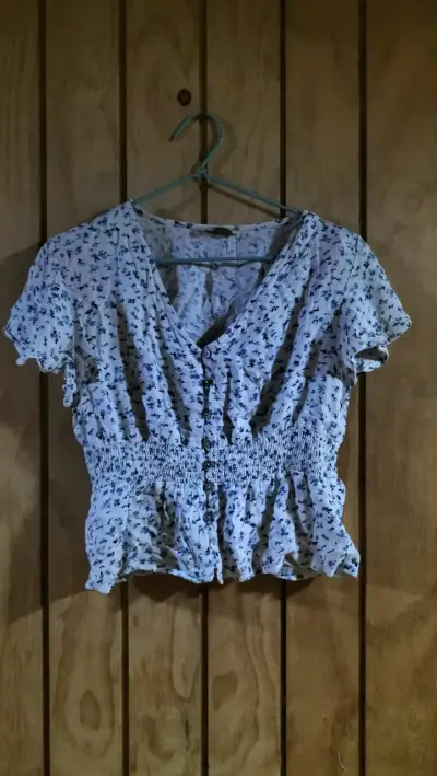 Blusa floral con botones y cintura elástica - miniatura 1