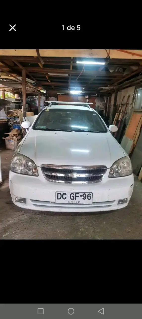 Auto Chevrolet blanco en buen estado - 1