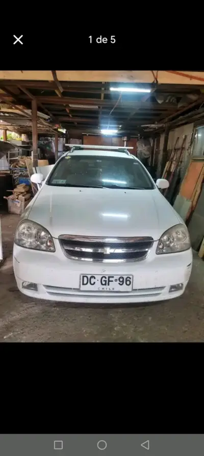 Auto Chevrolet blanco en buen estado - miniatura 1