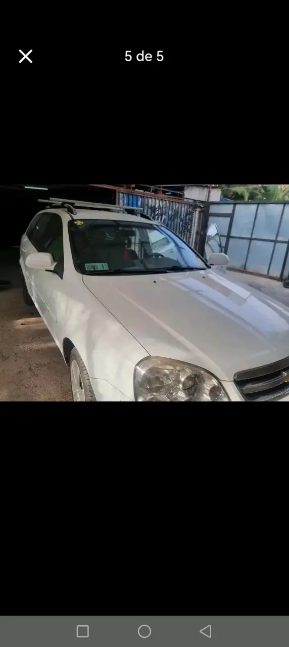 Auto Chevrolet blanco en buen estado - 5