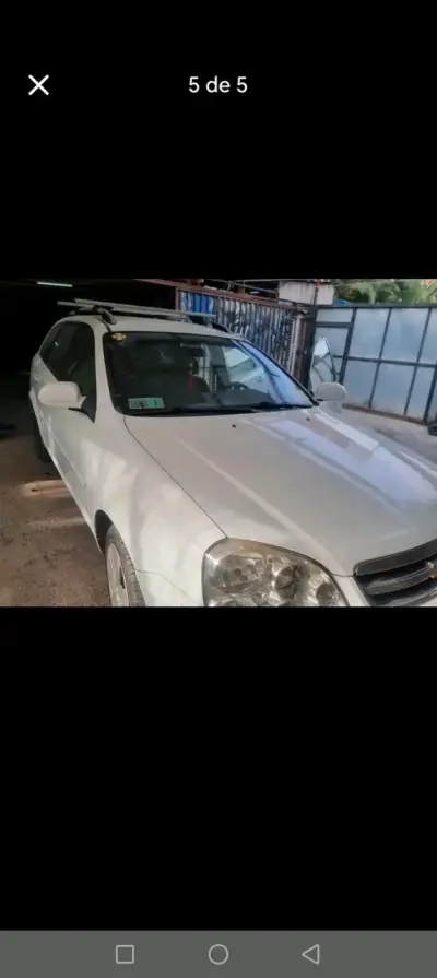 Auto Chevrolet blanco en buen estado - miniatura 5