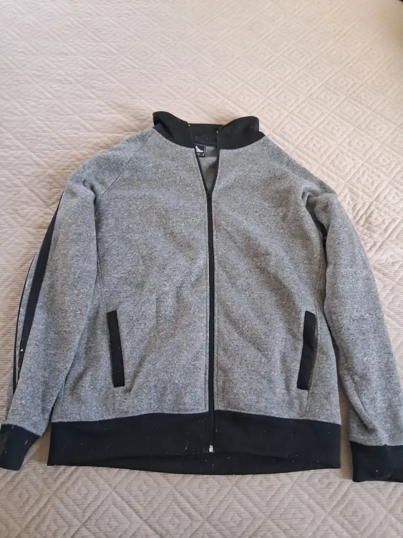 Chaqueta deportiva gris con cierre