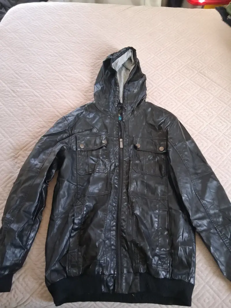 Chaqueta negra con capucha estilo casual