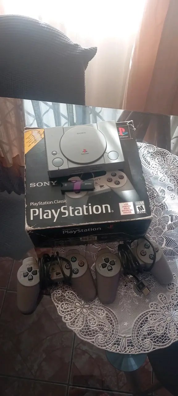 Consola Sony PlayStation Classic con controles