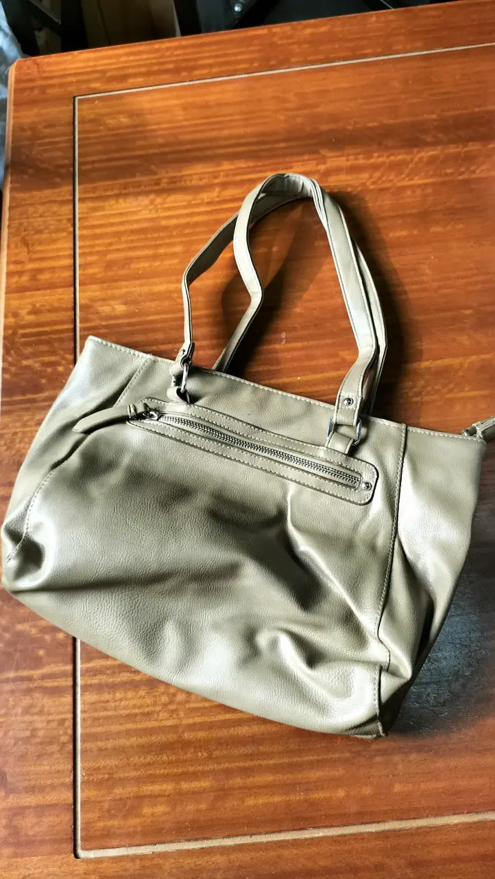 Bolso de mano beige con cierre frontal
