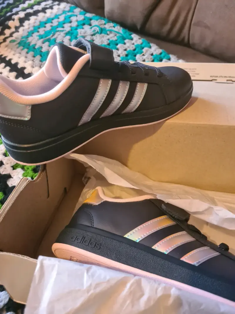 Zapatillas Adidas negras con detalles rosados - 1