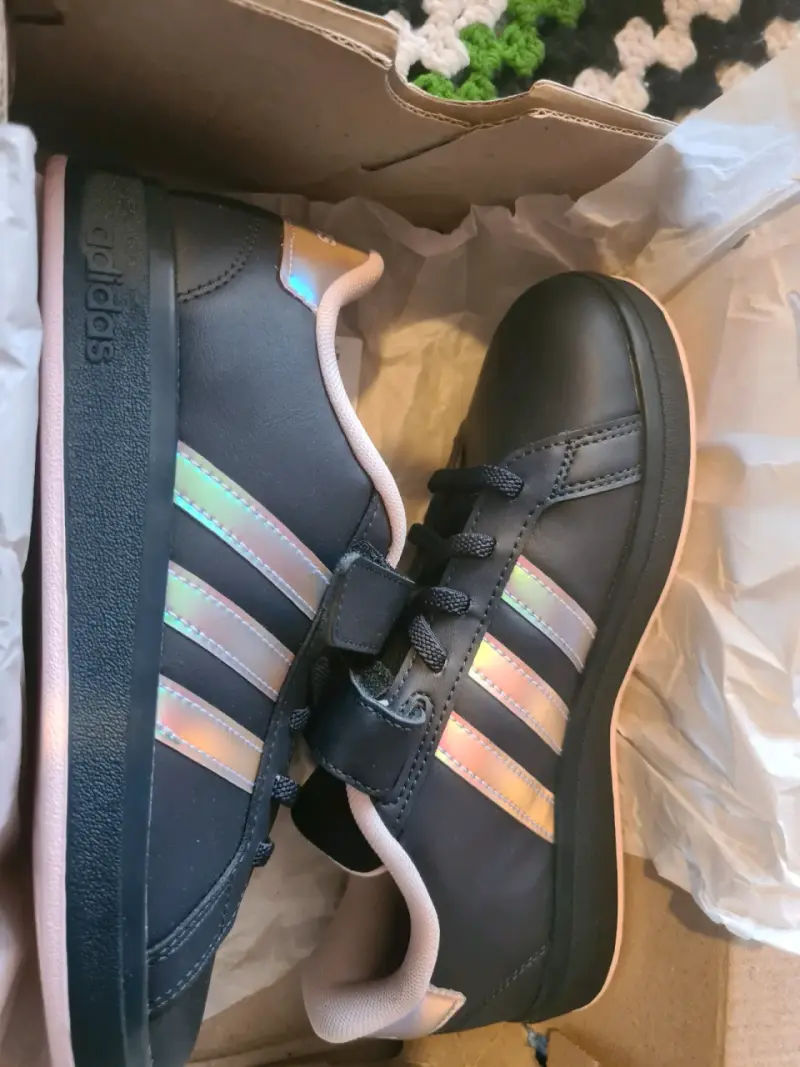 Zapatillas Adidas negras con detalles rosados - 4