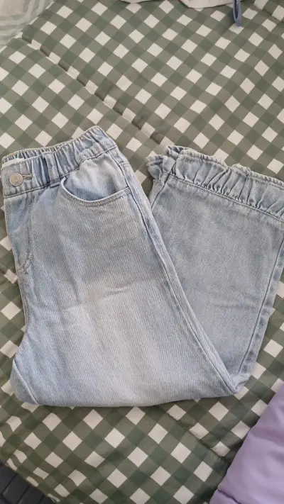 Jeans de mezclilla azul claro para niña de 6 años - miniatura 1