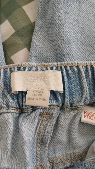 Jeans de mezclilla azul claro para niña de 6 años - miniatura 3