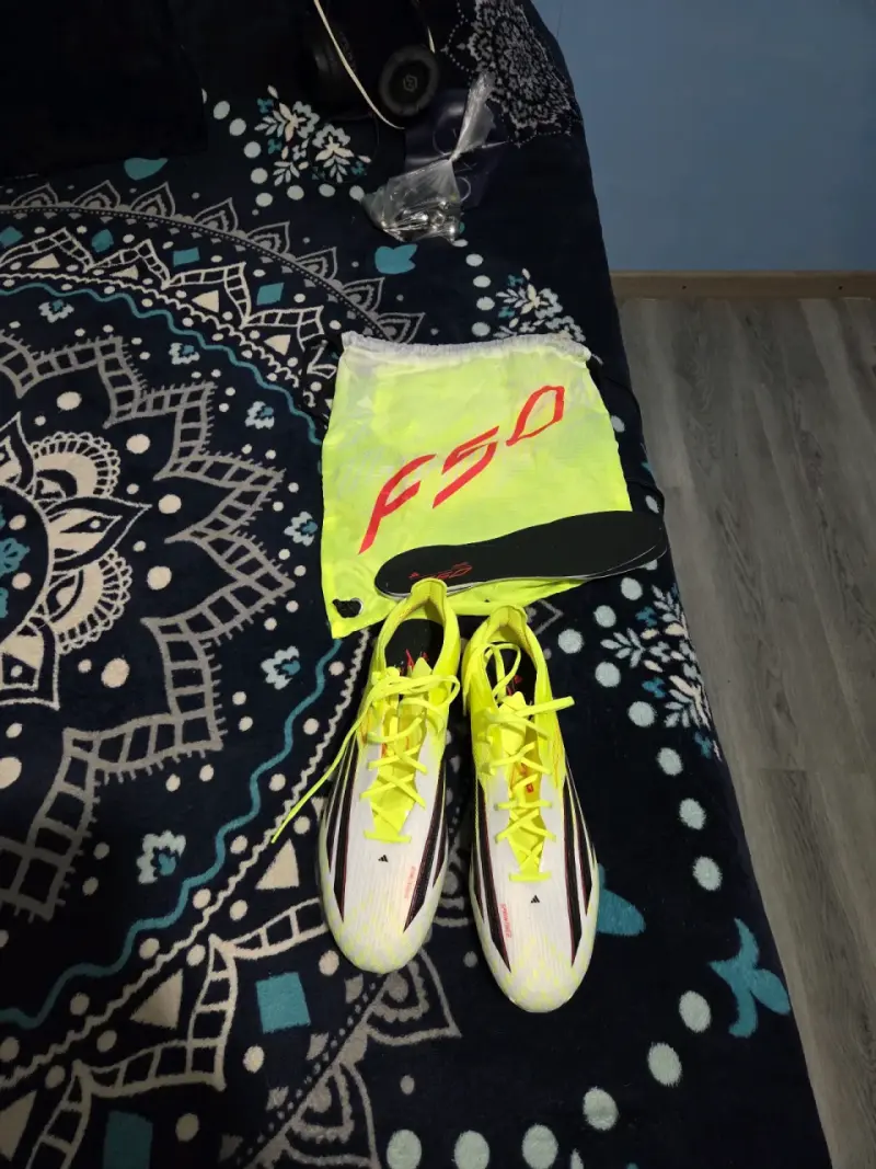 Zapatillas de fútbol Adidas F50 amarillas - 1