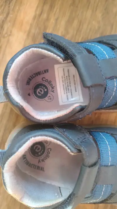 Zapatos de bebé azul con velcro - miniatura 3