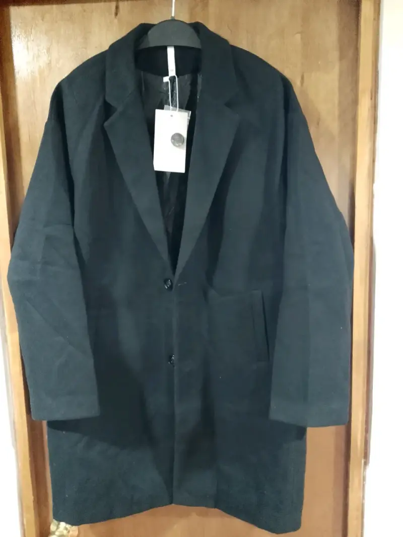Abrigo negro elegante para hombre