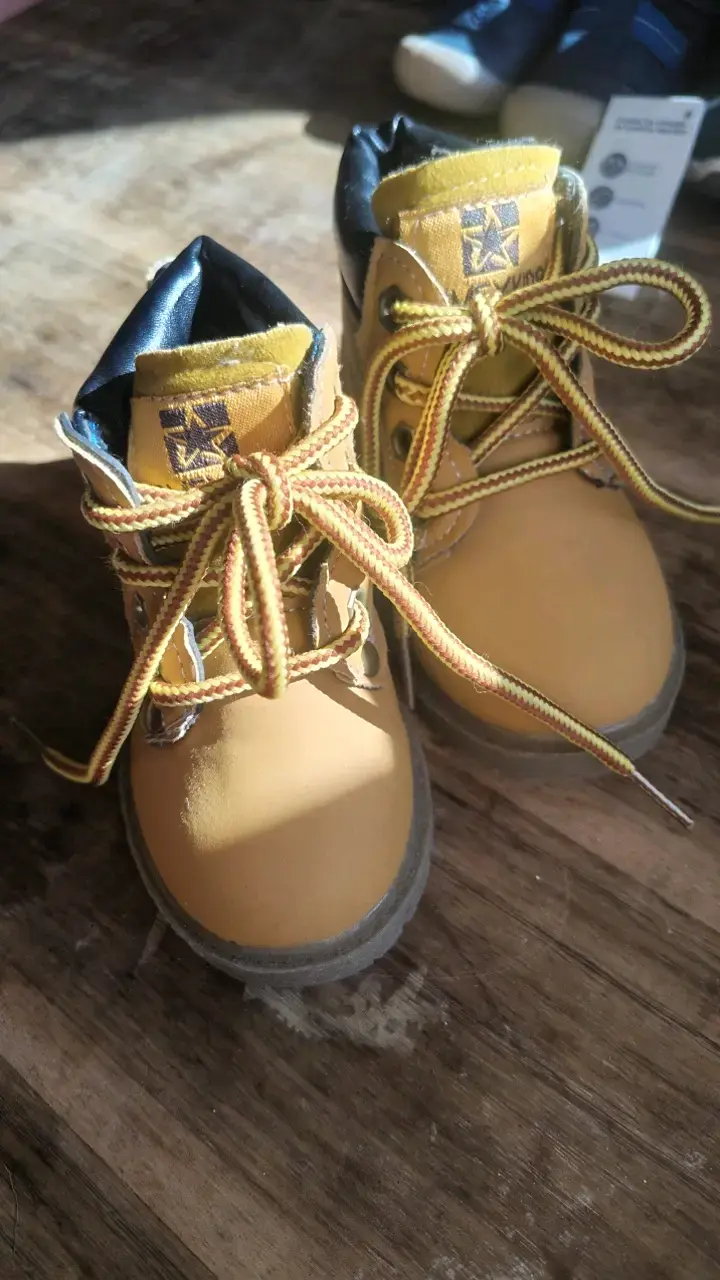 Botas infantiles amarillas con cordones - 1
