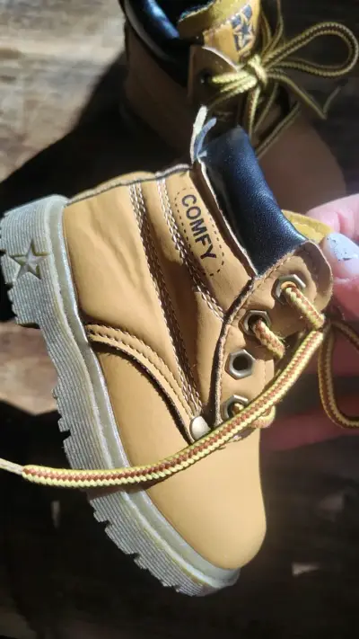 Botas infantiles amarillas con cordones - miniatura 2