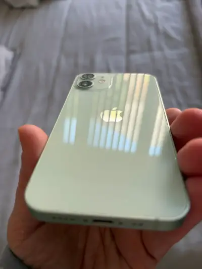 iPhone 12 verde con caja y accesorios - miniatura 3