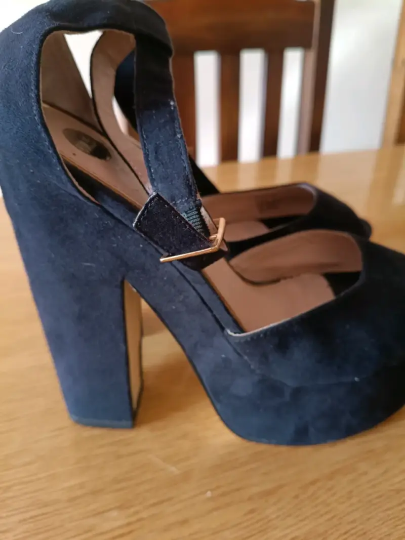 Tacones altos de gamuza negra - 1