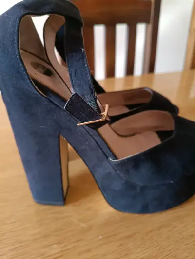 Tacones altos de gamuza negra - miniatura 1
