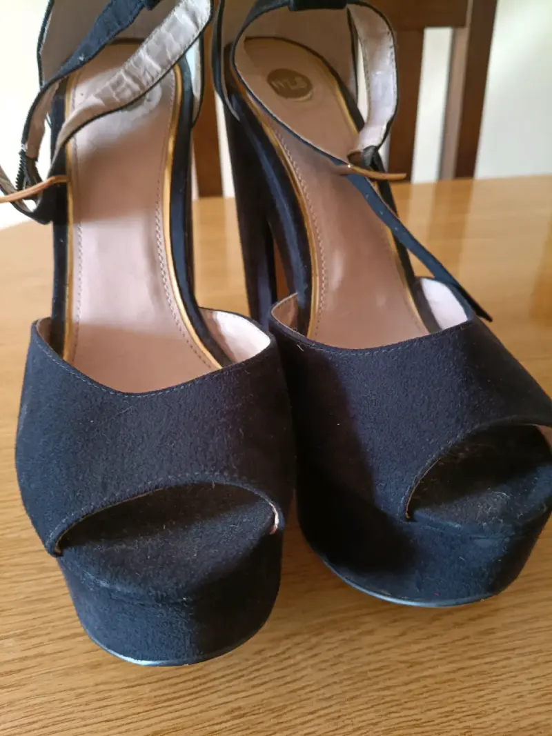 Tacones altos de gamuza negra - 2