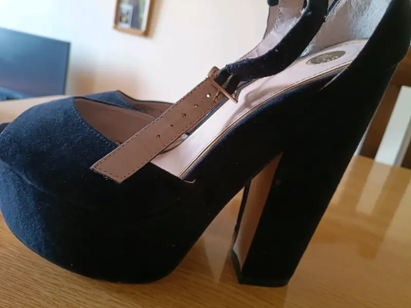 Tacones altos de gamuza negra - 4