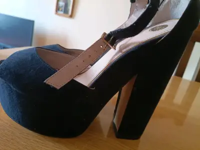 Tacones altos de gamuza negra - miniatura 4