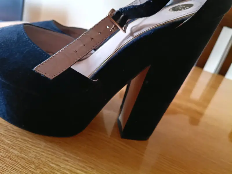 Tacones altos de gamuza negra - 5