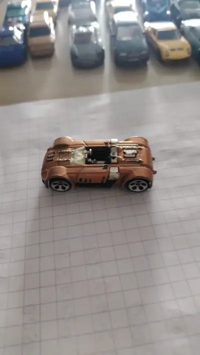 Auto de juguete metálico coleccionable - miniatura 1